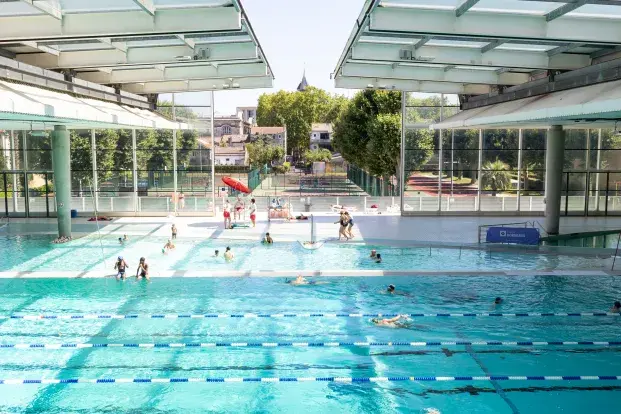 Photo de la piscine Judaïque, avec son toit ouvert.