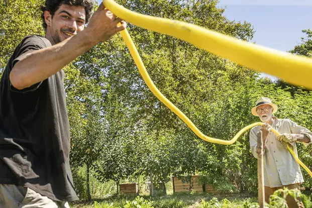 Les jardins partagés du Grand Parc, avec deux habitants au travail.
