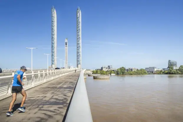 Le pont Chaban-Delmas à la mi-journée. Un joggeur l'arpente.