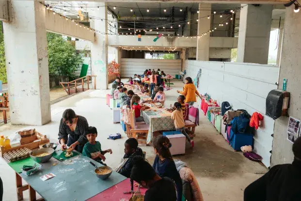 Photo de plusieurs enfants à des tables pour un atelier sur l'alimentation