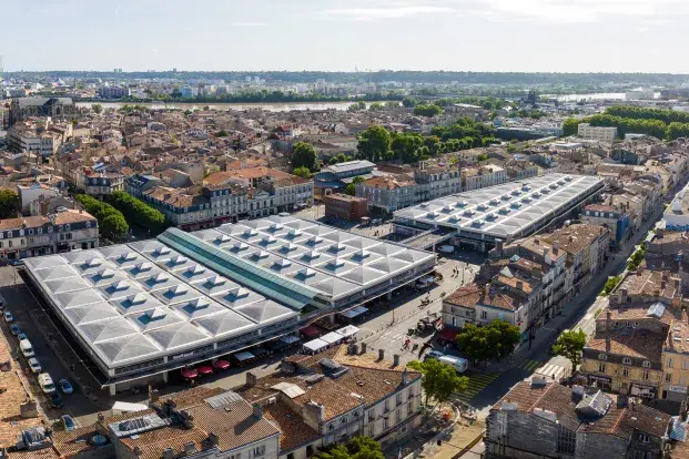 Vue du ciel sur le marché des Capucins et les rues alentours