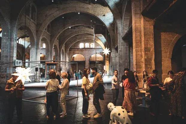 Photo de quelques visiteurs dans la nef du CAPC devant quelques œuvres d'arts