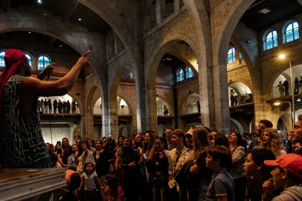 Photo de Kuroy Lenid qui rap face à un grand nombre de visiteur du PREX 2025 qui performe sur scène