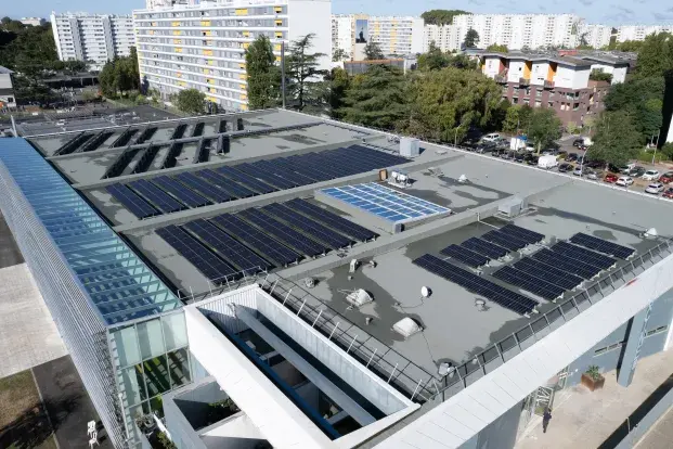 Vue aérienne du toit de la piscine du Grand Parc, avec des panneaux photovoltaïques.