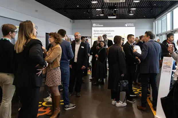 Photo des participants et visiteurs du Salon des solutions Photovoltaïques