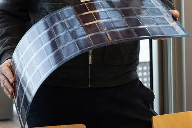 Photo d'un morceau de panneau solaire présenté au Salon des solutions Photovoltaïques