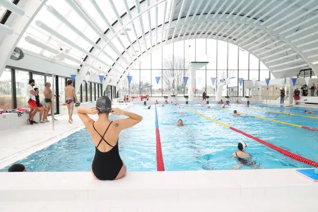 photo de la piscine Galin, et d'une nageuse de dos