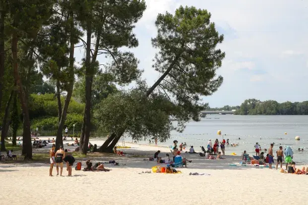 Photo de la plage du lac avec des personnes