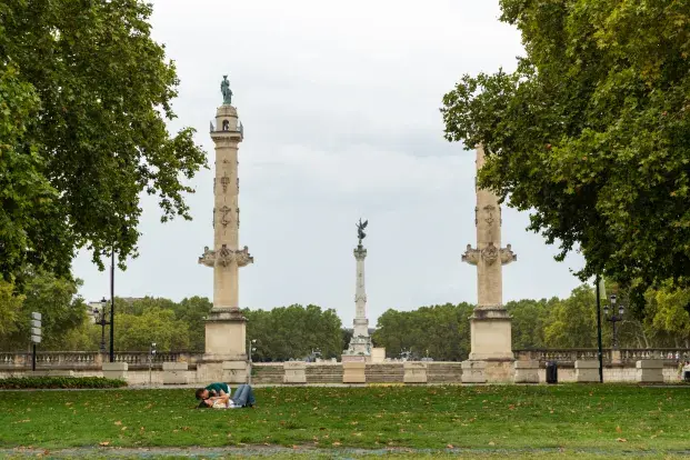 photo de la place des quinconces, avec la colonne des Girondins en arrière-plan.