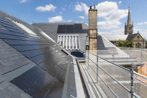 Les toits de la Mairie annexe de Caudéran ont été tout récemment couverts de panneaux photovoltaïques.