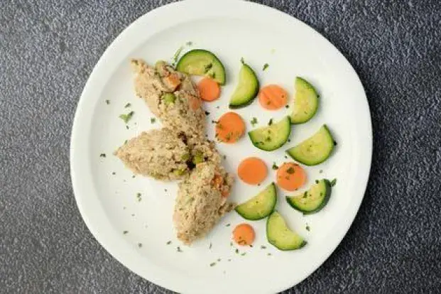 Assiette garnie qui provient de la cuisine centrale de Bordeaux/Mérignac