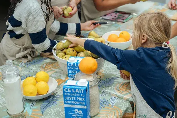 Activité atelier de cuisine à la Maison écocitoyenne faite par petite fille et d'autres enfants.