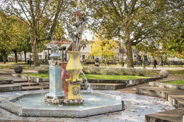photo de la fontaine de la place Buscaillet, avec des passants en arrière plan