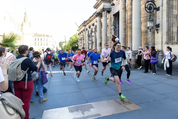 Des coureurs  et le public devant la mairie de Bordeaux