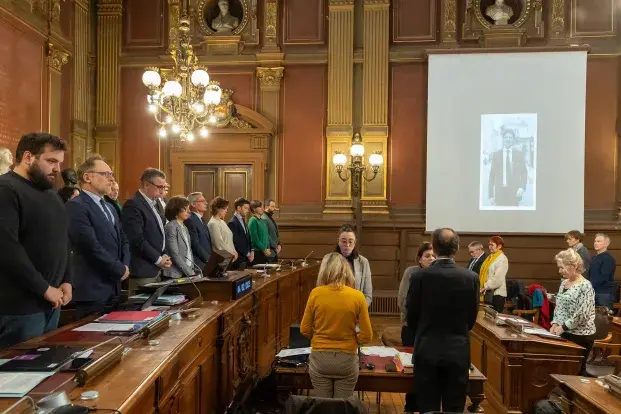 Les membres du conseil municipal sont debout pendant la minute de silence en hommage à Nicolas Florian