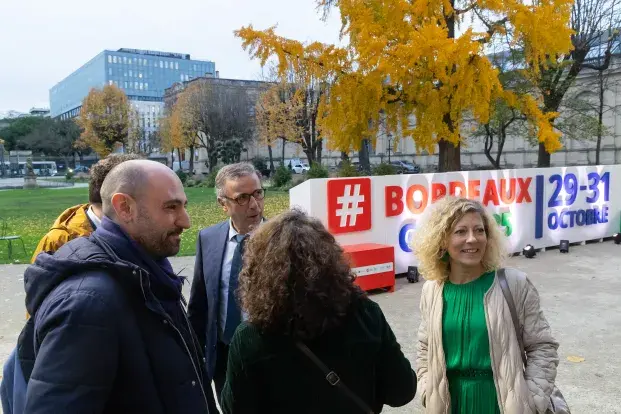 Photo de Pierre Hurmic, maire de Bordeaux, d'Aude Saldana, secrétaire générale du GSEF, et des membres de GSEF dans les jardins de la mairie