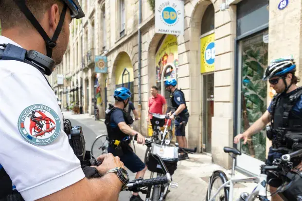 Des agents de la police municipale dans la rue