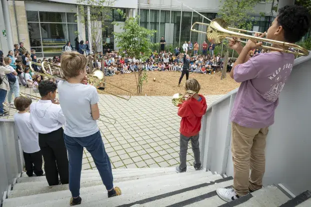 Des enfants jouant de la musique