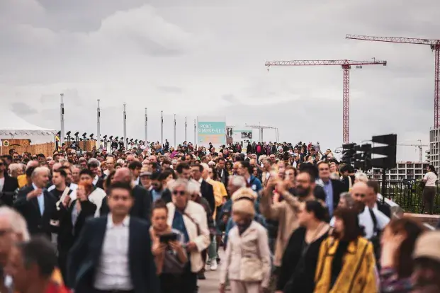 Le nouveau pont présente des proportions imposantes : 44 mètres de large pour 545 mètres de long.