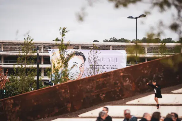 La figure de Simone Veil a été choisie pour nommer le pont, en accord avec sa famille.