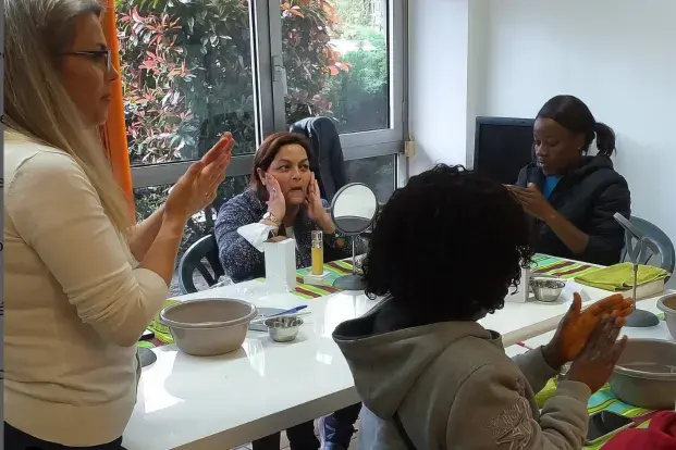 Des ateliers de socio-esthétique et socio-coiffure sont organisés dans les locaux de "Toutes à l'abri".
