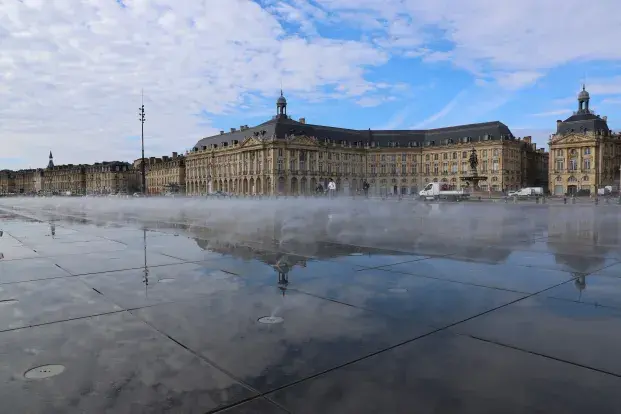 Photo du miroir d'eau et de la place de la Bourse avec de la brumisation.