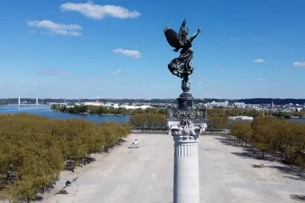 photo de drone du monument au girondins, surplombant la place des quinconces à bordeaux.