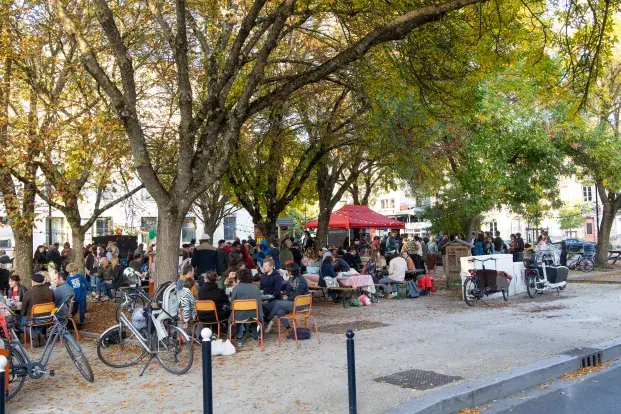 Photo : Sur la place Pierre Jacques Dormoy, un lieu de vie du quartier.  © T. Sanson / Ville de Bordeaux