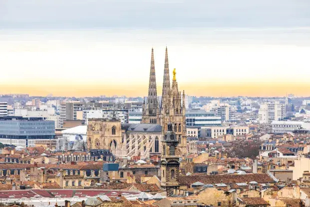 Photo vue du ciel de la cathédrale Saint-André et de la tour Pey-Berland, avec les toits de la ville de Bordeaux.