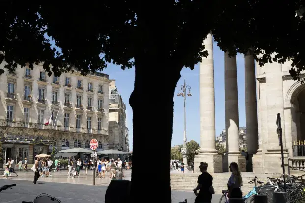 photo de la place de la Comédie, avec des passants et le Grand Théâtre à l'arrière plan