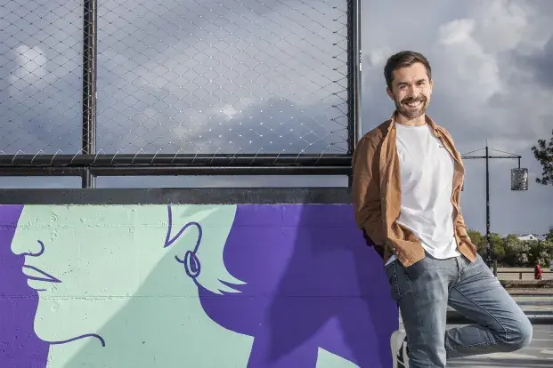 Alexis Tignères adossé au Skatepark des Chartrons