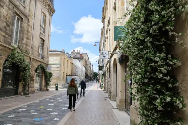 La rue Bouffard, avec des marguerites dessinées au sol sur les pavés