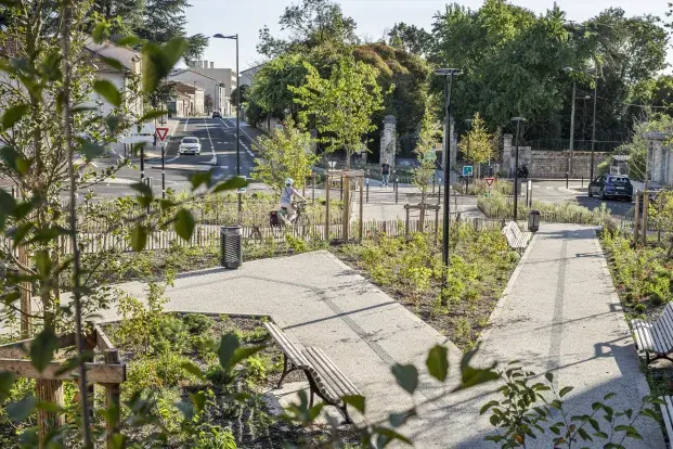 photo de la rue Léo Saignat, végétalisée, avec un cycliste