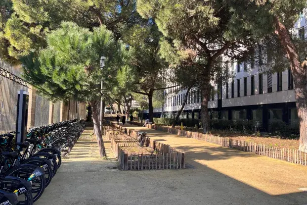 photo du square André Lhôte, avec des arbres, des espaces végétalisés et une station de vélo en libre service.