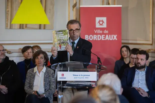 Photo de Pierre Hurmic, maire de bordeaux, lors de ses voeux à la presse qui présente le livre du Projet urbain bordelais