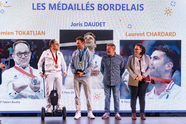 Les médaillés olympiques bordelais ont été salués par la Ville le 2 octobre dernier : Damien Tokatlian (para-escrime), Joris Daudet et Laurent Chardard (para-natation, représenté par son club).  JO 2024 - Voix olympiques  PARTAGER Partager sur Facebook Partager sur Twitter Partager par Linkedin Partager par mail