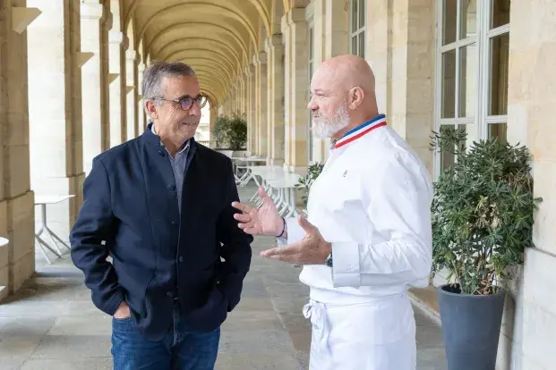 Le Maire de Bordeaux, Pierre Hurmic, avec le chef Philippe Etchebest