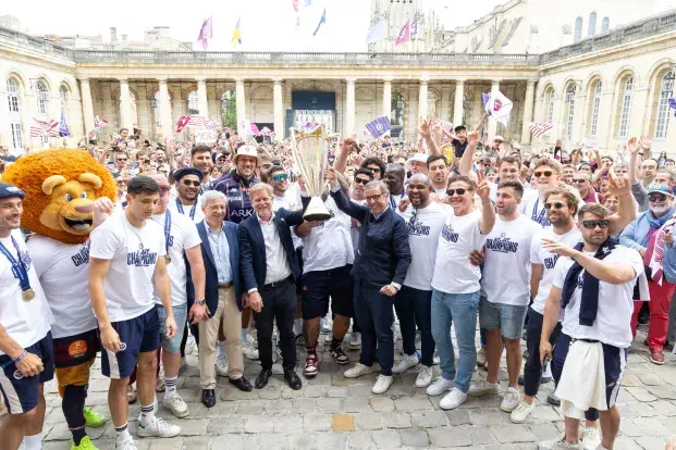 L'UBB dans la cour de la mairie, aux côtés du maire de Bordeaux Pierre Hurmic, et du maire de Bègles, Clément Rossignol Puech. 