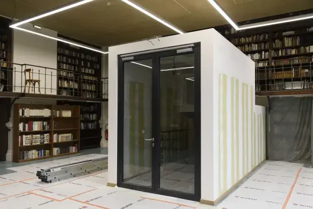 Sas à l'entrée de la bibliothèque.