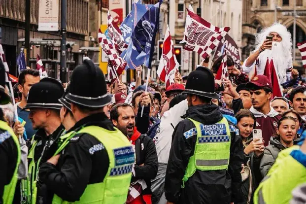 Les fans de l'UBB attendent les joueurs dans les rues de Cardiff.