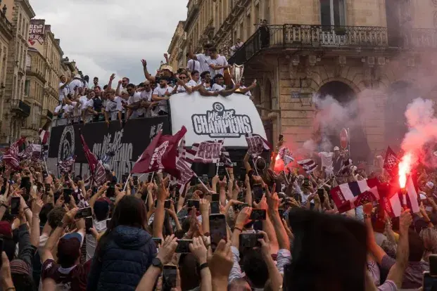 Arrivée sur la place de la Comédie devant une foule compacte.