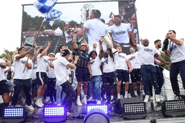 Place des Quinconces, les joueurs soulèvent la coupe !