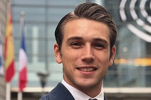 Un étudiant membre des Jeunes européens, devant le Parlement européen.