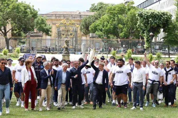 L'équipe de l'UBB reçue dans les jardins de l'Hôtel de ville.