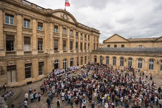 L'ubb dans la cour de la mairie.