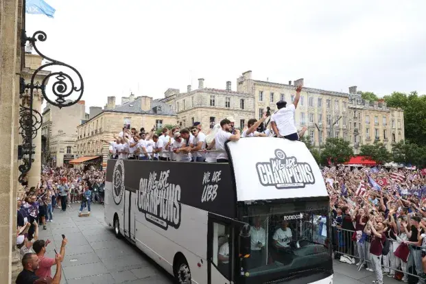 Le bus à impériale démarre son parcours place Pey Berland.