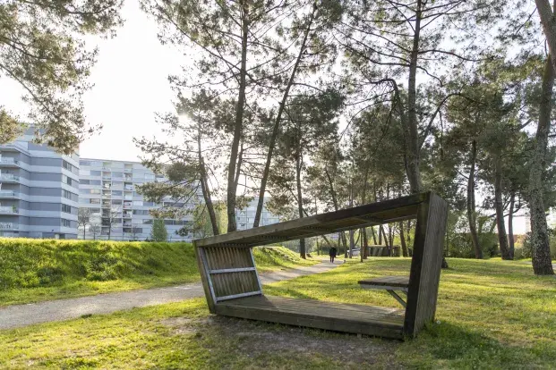 Une forme artistique dans un espace vert du quartier Ginko