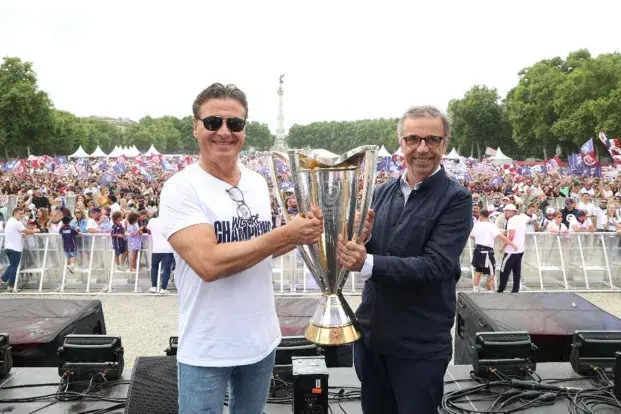 Le président de l'UBB, Laurent Marti, et le maire de Bordeaux, Pierre Hurmic, trophée en main.