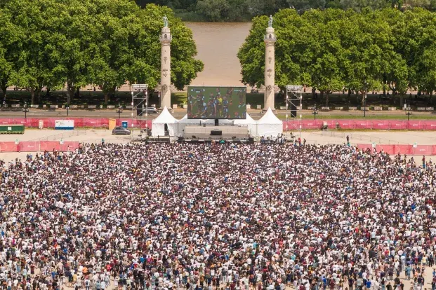 La foule rassemblée place des Quinconces.