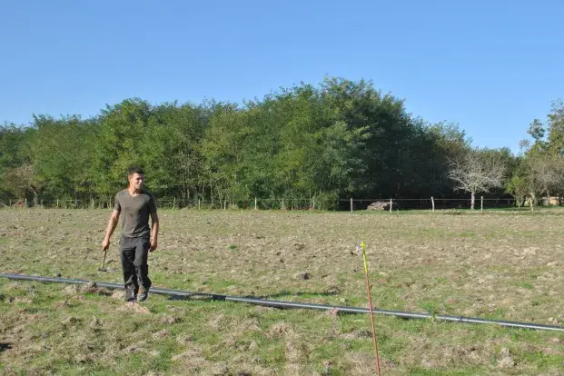 Photo d'Ylan de Keating, agriculteur de la Ferme des Trois Arches, dans son champs